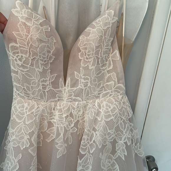 Brand new and never worn Blush by Hayley Paige gown. Size 14. Perfect condition! - Picture 5 of 7